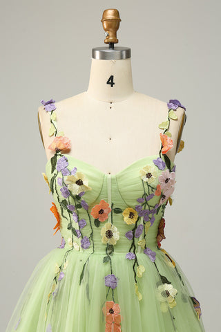 Vestido corto de fiesta de bienvenida color champán, corte en A, tirantes finos y apliques