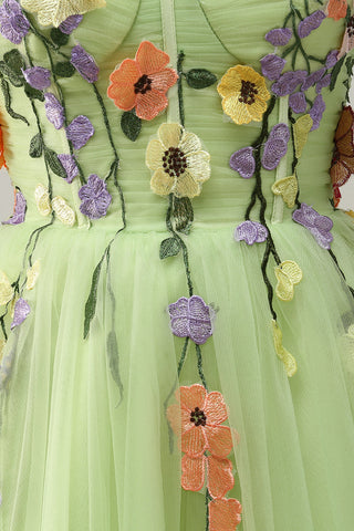 Vestido corto de fiesta de bienvenida color champán, corte en A, tirantes finos y apliques