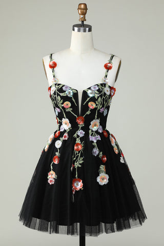 Robe de bal noire trapèze à fines bretelles et sequins ornée de fleurs