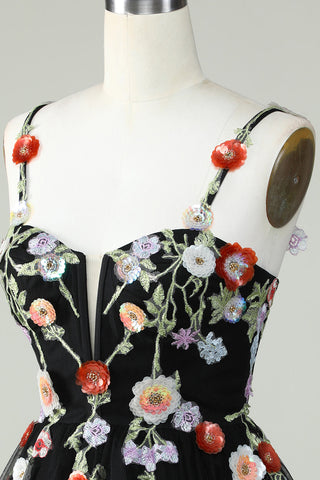 Robe de bal noire trapèze à fines bretelles et sequins ornée de fleurs