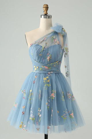 Robe de bal asymétrique gris-bleu en tulle, coupe trapèze, ornée de broderies florales et d'une épaule dénudée. Broderie florale.
