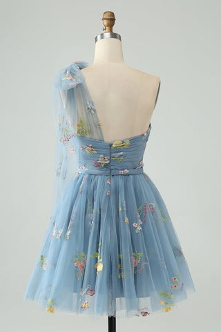 Robe de bal asymétrique gris-bleu en tulle, coupe trapèze, ornée de broderies florales et d'une épaule dénudée. Broderie florale.