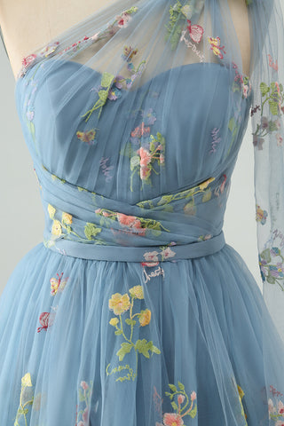 Robe de bal asymétrique gris-bleu en tulle, coupe trapèze, ornée de broderies florales et d'une épaule dénudée. Broderie florale.