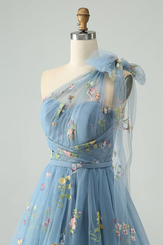 Robe de bal asymétrique gris-bleu en tulle, coupe trapèze, ornée de broderies florales et d'une épaule dénudée. Broderie florale.