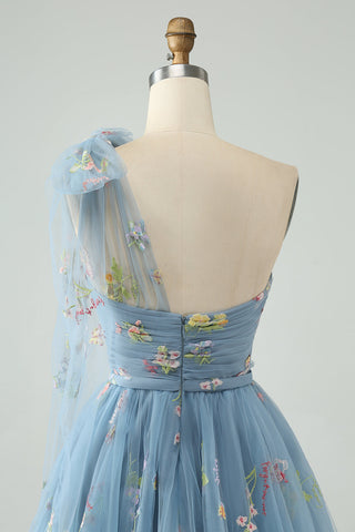 Robe de bal asymétrique gris-bleu en tulle, coupe trapèze, ornée de broderies florales et d'une épaule dénudée. Broderie florale.