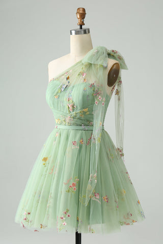 Robe de bal asymétrique gris-bleu en tulle, coupe trapèze, ornée de broderies florales et d'une épaule dénudée. Broderie florale.