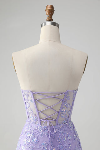 Robe de bal courte moulante lilas élégante à corset et décolleté cœur ornée de sequins