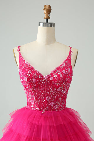 Robe de bal courte fuchsia à bretelles spaghetti et à volants, ornée de sequins