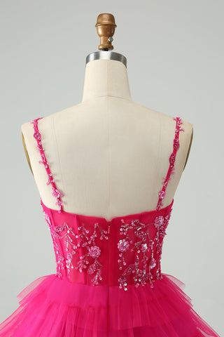 Robe de bal courte fuchsia à bretelles spaghetti et à volants, ornée de sequins