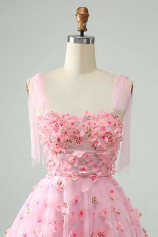 Robe de bal courte rose fuchsia à corset orné de perles et d'appliqués floraux.