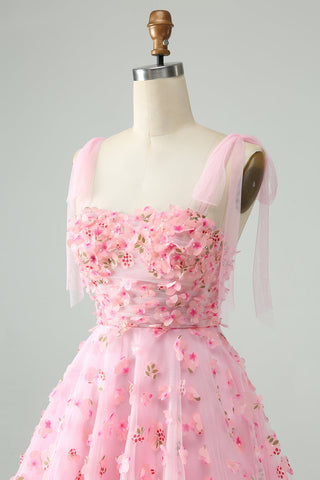 Robe de bal courte rose fuchsia à corset orné de perles et d'appliqués floraux.
