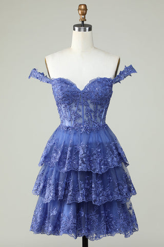 Robe de bal courte bleu foncé à corset et à volants, coupe trapèze, ornée de dentelle.