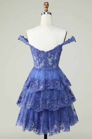 Robe de bal courte bleu foncé à corset et à volants, coupe trapèze, ornée de dentelle.