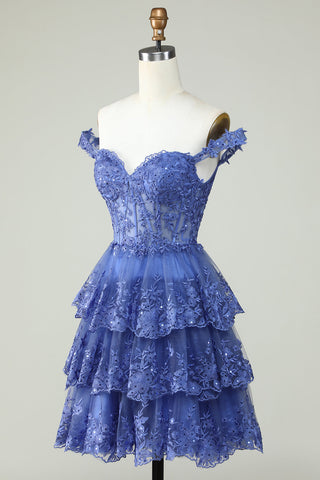 Robe de bal courte bleu foncé à corset et à volants, coupe trapèze, ornée de dentelle.