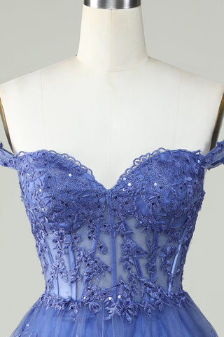Robe de bal courte bleu foncé à corset et à volants, coupe trapèze, ornée de dentelle.