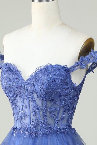 Robe de bal courte bleu foncé à corset et à volants, coupe trapèze, ornée de dentelle.