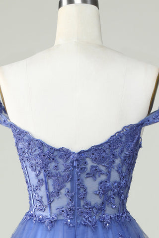 Robe de bal courte bleu foncé à corset et à volants, coupe trapèze, ornée de dentelle.