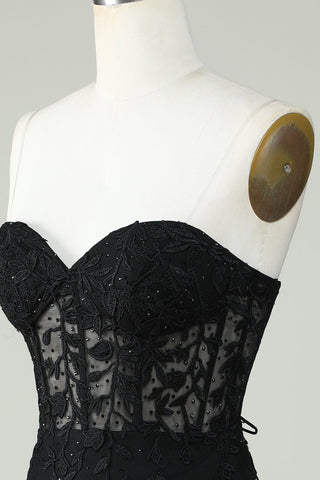 Robe de bal courte noire moulante à bustier cœur et corset ornée d'appliqués