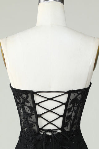Robe de bal courte noire moulante à bustier cœur et corset ornée d'appliqués