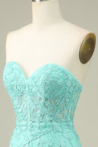 Robe de bal courte moulante vert clair à bustier cœur et corset ornée d'appliqués