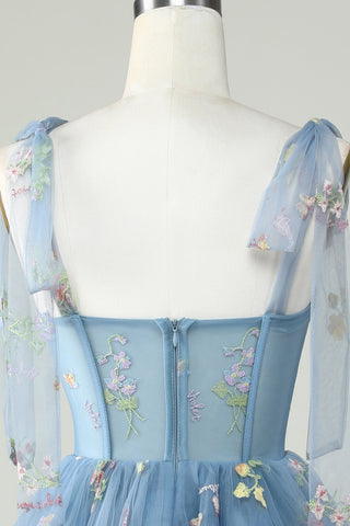 Lindo vestido corto de fiesta de bienvenida en color gris azulado, corte en A, con tirantes finos y apliques.