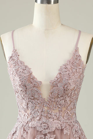 Robe de bal courte rose poudré à fines bretelles spaghetti et coupe trapèze, ornée d'appliqués