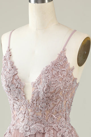 Robe de bal courte rose poudré à fines bretelles spaghetti et coupe trapèze, ornée d'appliqués