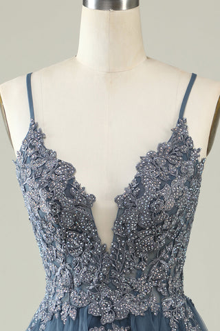 Robe de bal courte grise et bleue à fines bretelles et coupe trapèze, ornée d'appliqués