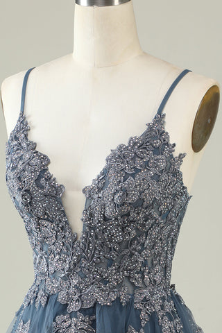 Robe de bal courte grise et bleue à fines bretelles et coupe trapèze, ornée d'appliqués