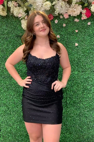 Robe de bal courte élégante à bretelles spaghetti et fourreau, ornée d'appliqués