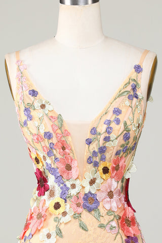 Robe de bal courte moulante couleur champagne à décolleté plongeant en V ornée d'appliqués