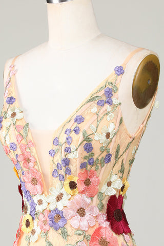 Robe de bal courte moulante couleur champagne à décolleté plongeant en V ornée d'appliqués