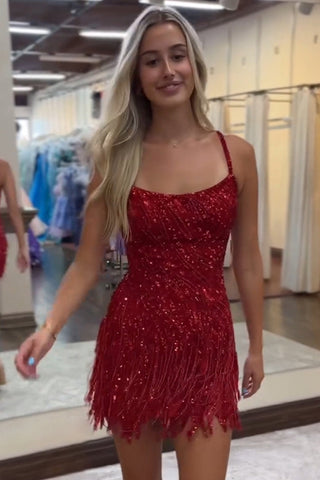 Robe de bal courte fuchsia à franges et bretelles spaghetti, à paillettes