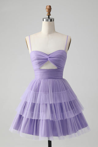 Robe de bal courte violette à bretelles spaghetti et coupe trapèze, ornée de découpes.