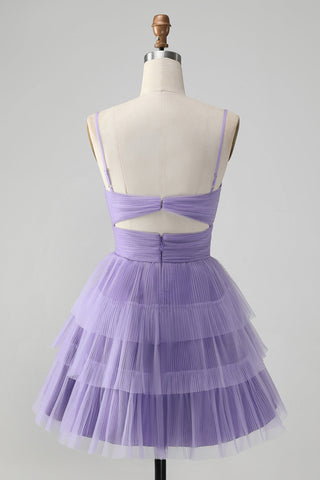 Robe de bal courte violette à bretelles spaghetti et coupe trapèze, ornée de découpes.