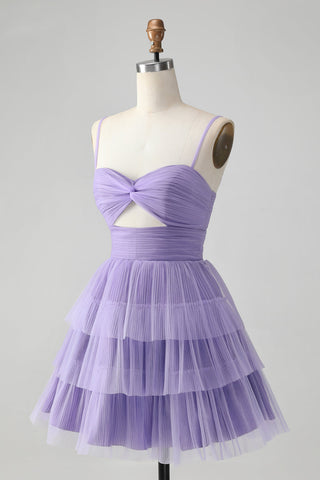 Robe de bal courte violette à bretelles spaghetti et coupe trapèze, ornée de découpes.