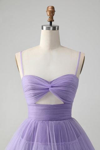 Robe de bal courte violette à bretelles spaghetti et coupe trapèze, ornée de découpes.