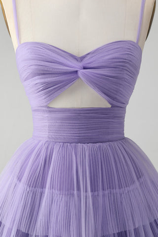 Robe de bal courte violette à bretelles spaghetti et coupe trapèze, ornée de découpes.