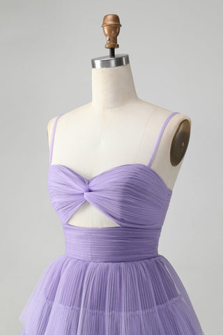 Robe de bal courte violette à bretelles spaghetti et coupe trapèze, ornée de découpes.