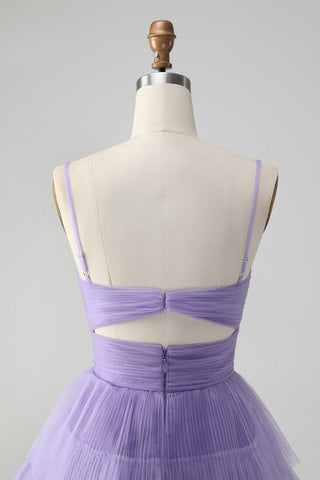 Robe de bal courte violette à bretelles spaghetti et coupe trapèze, ornée de découpes.