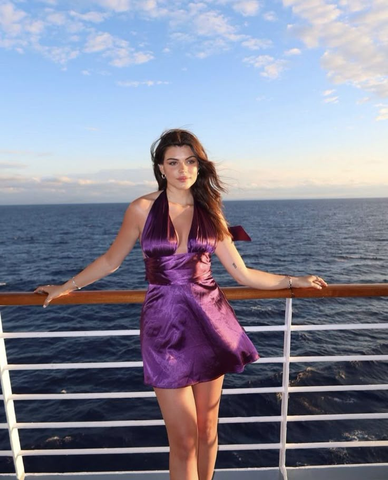 Robe de bal courte en satin violet à col halter et décolleté en V, coupe trapèze, référence Y8264