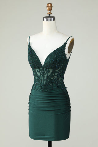 Robe de bal moulante vert foncé à fines bretelles et corset ornée de perles