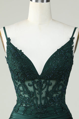Robe de bal moulante vert foncé à fines bretelles et corset ornée de perles