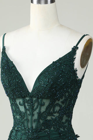 Robe de bal moulante vert foncé à fines bretelles et corset ornée de perles