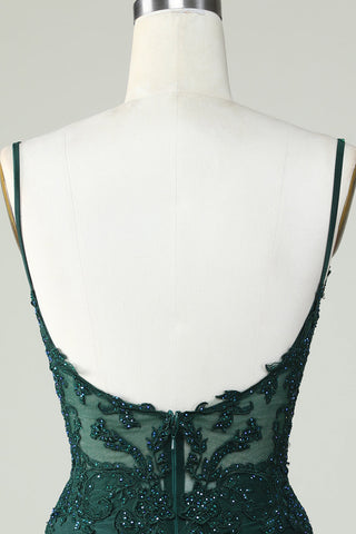 Robe de bal moulante vert foncé à fines bretelles et corset ornée de perles