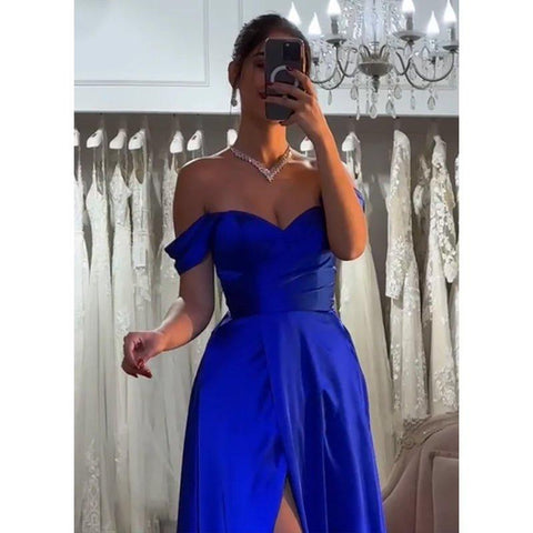 Vestido largo de fiesta de satén con escote en A y hombros descubiertos con abertura. 
