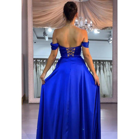 Vestido largo de fiesta de satén con escote en A y hombros descubiertos con abertura. 