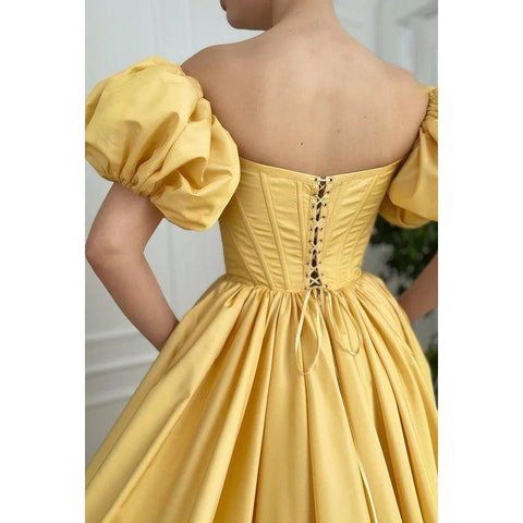 Robe de soirée trapèze en satin à épaules dénudées et manches courtes