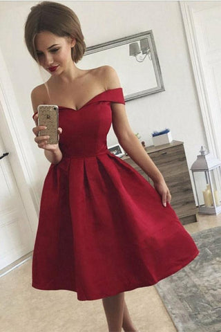 Robe de bal rouge en satin plissé, coupe trapèze, épaules dénudées, plissée