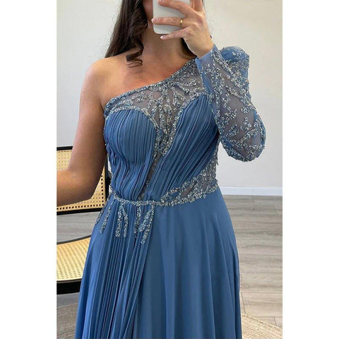 Vestido de noche formal de corte A, asimétrico, con un solo hombro, mangas largas con cuentas y cola. 